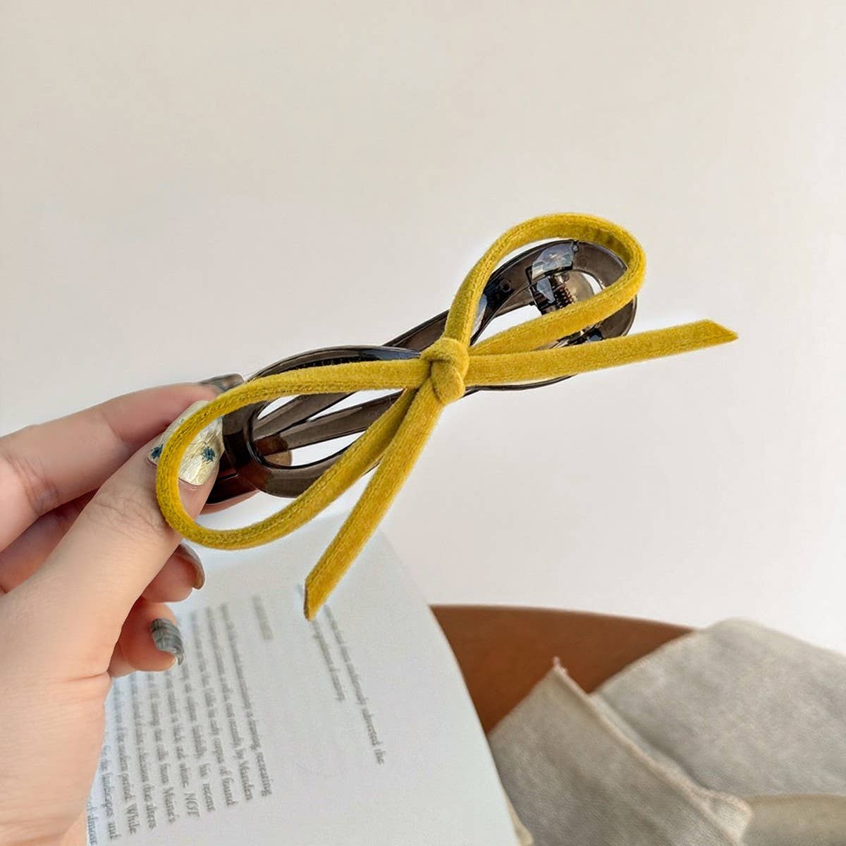 Velvet Bow Twist Clip Elegant Hair Claw_CWAHA08043