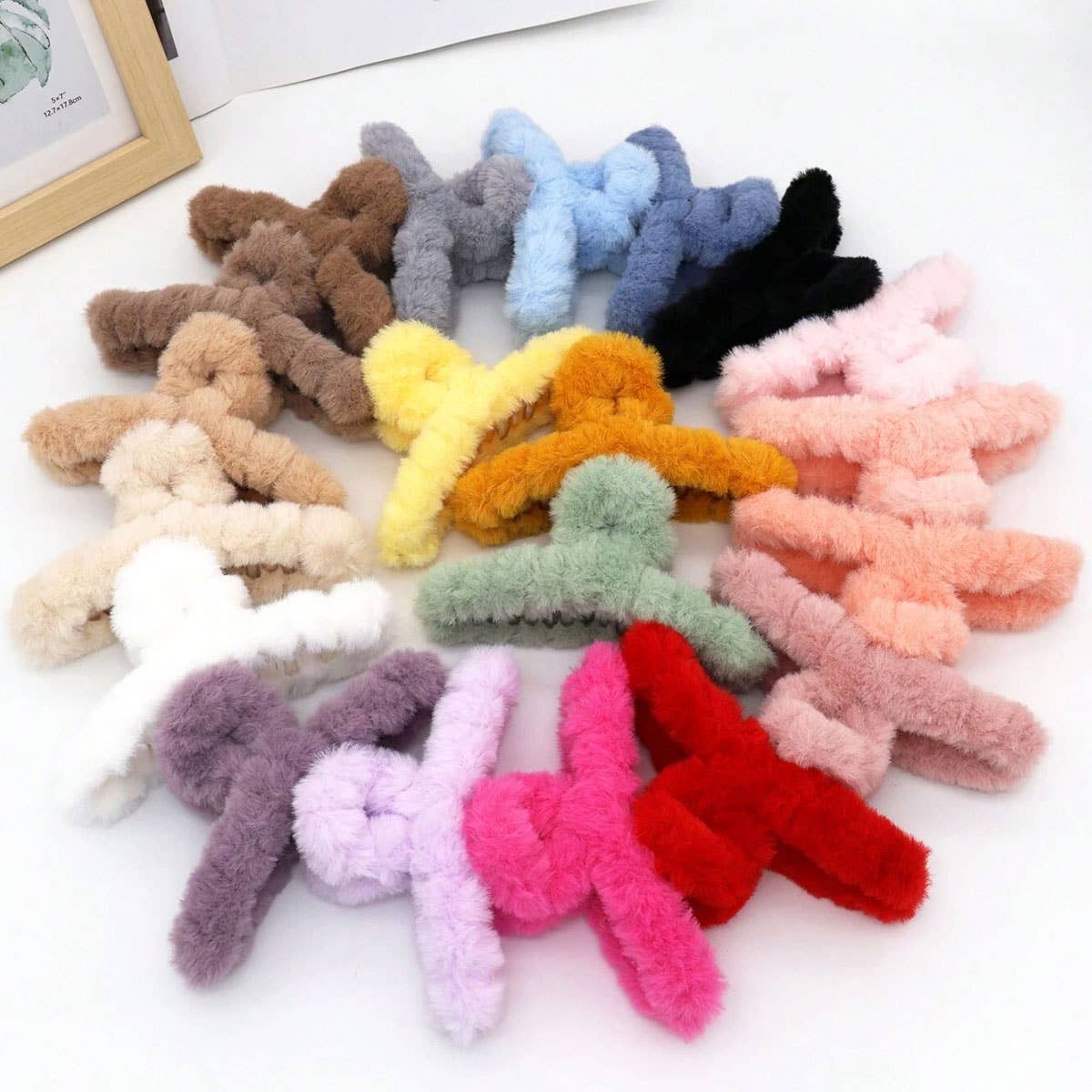 MULTICOLOR FAUX FUR HAIR CLAW CLIP TWIST